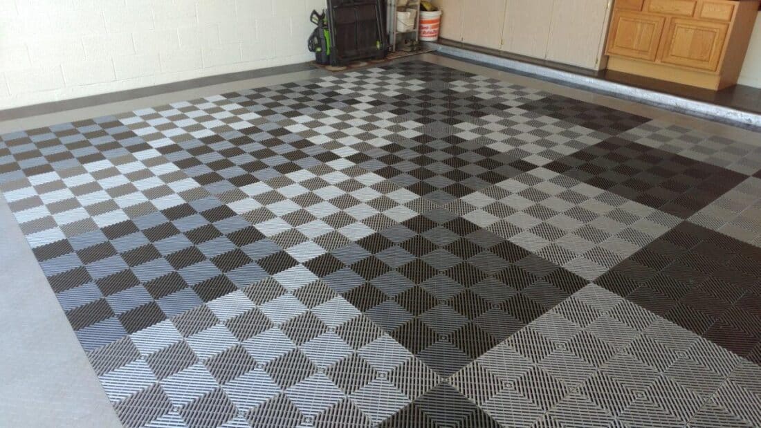Racedeck FreeFlow Tiles in Black and Grey
